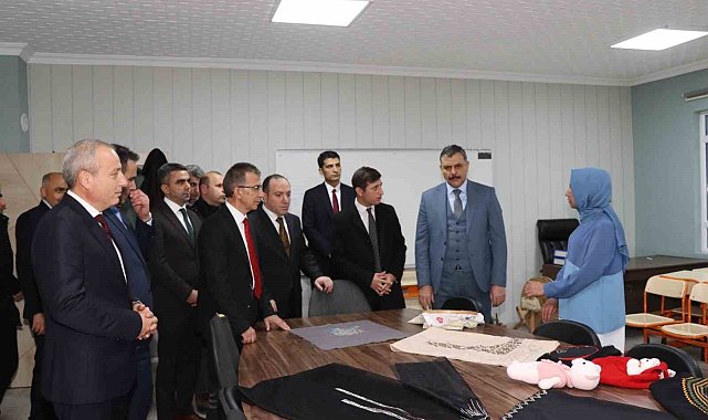 Vali Çiftçi, Karnavas bezine hayran kaldı