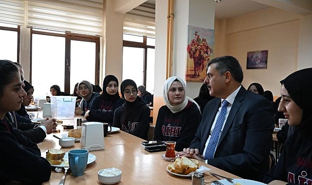 Vali Çiftçi öğrencilerle buluştu