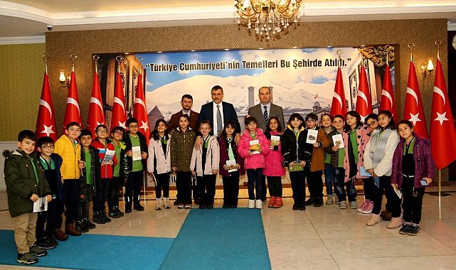 Vali Çiftçi'nin minik misafirleri