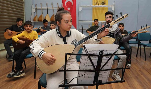 Van Büyükşehir Belediyesinin bağlama kursuna yoğun ilgi