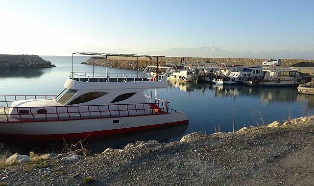 Van Gölü'nde sular çekilince, balıkçı tekneleri limanda mahsur kaldı