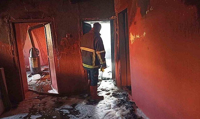 Yabancı uyruklu ailenin çocuk çakmakla oynadığı sırada evi yaktı