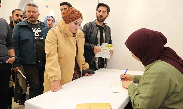 Yazar Yıldız Ramazanoğlu sevenleriyle buluştu