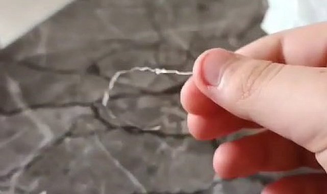 Yemek için aldıkları ekmeğin içerisinden ip çıktı