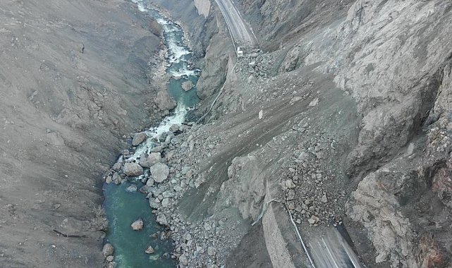 Yüksekova yolunda heyelan: 3 yaralı