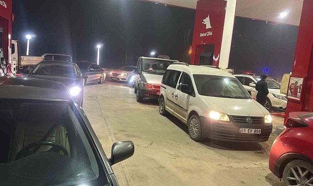 Yüksekova'da deprem sonrası akaryakıt istasyonlarında kuyruk oluştu