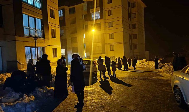 Yüksekova'da deprem sonrası vatandaşlar korkudan evlerine giremiyorlar