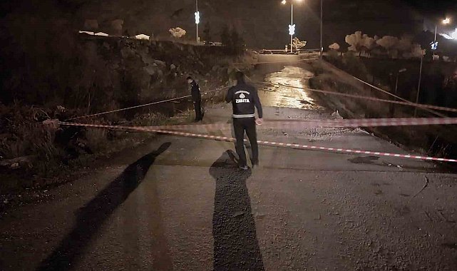 Zabıta ekipleri buzlanan yolda önlem aldı