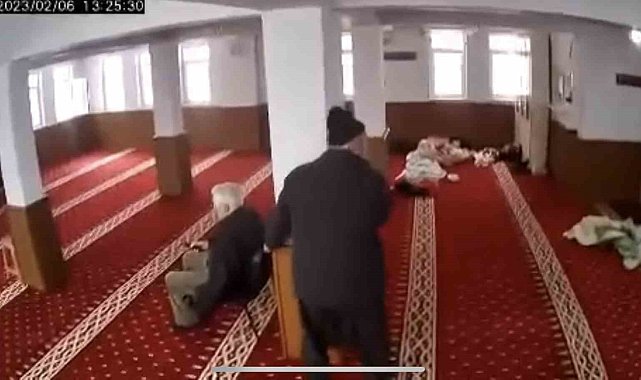 6 Şubat depreminde camide yaşananlar kameraya yansıdı