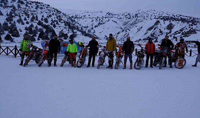 Adrenalin tutkunu motokrosçular nefes kesti