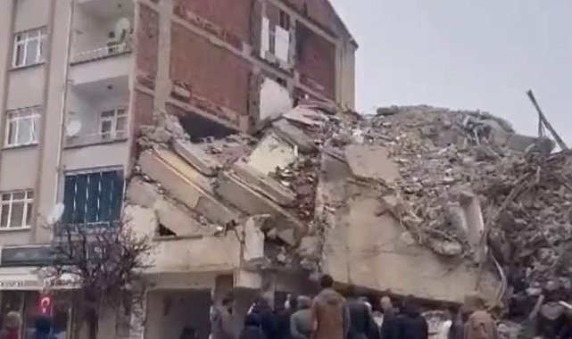 Ağır hasarlı binanın yıkımında hasarsız bina zarar gördü