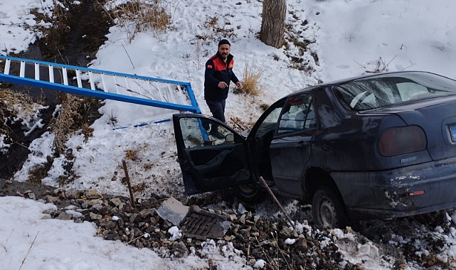 Ağrı'da dere yatağına düşen otomobildeki 2 kişi yaralandı