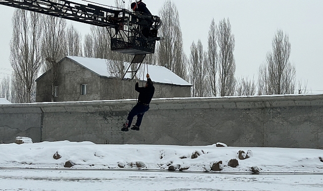 Ağrı'da donan nehirden geçerken kırılan buz tabakasında sıkışan köpek kurtarıldı