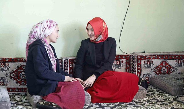 Ağrı Valisi'nin eşi öğretmen Neslihan Gül Koç bir kız çocuğunu daha okula kazandırdı