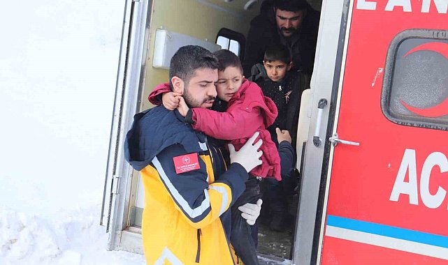 Ağrı'da 4 kardeşin yardımına paletli ambulans yetişti