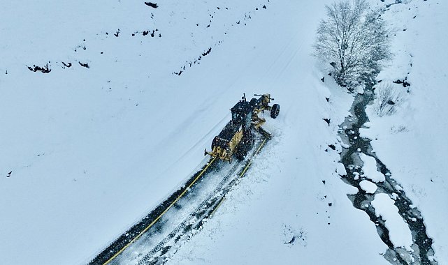 Ağrı'da "Kar Kaplanları" kapanan yollar için seferber oldu