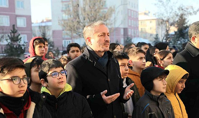 Ağrı'da şehitler için okullarda bir dakikalık saygı duruşunda bulunuldu