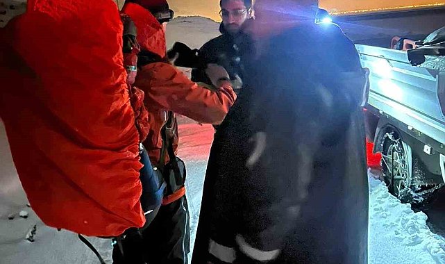 Ağrı'da tipi nedeniyle mahsur kalan 3 dağcı kurtarıldı