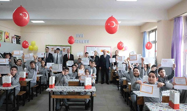 Ağrı'da yeniden okula kazandırılan çocuklar karne heyecanı yaşadı