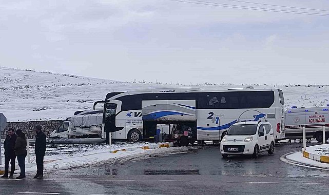 Ağrı'da yolcu otobüsü ile kamyonet çarpıştı: 11 yaralı