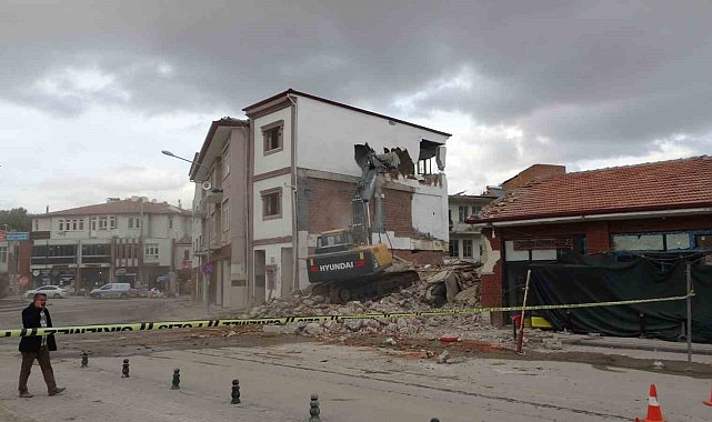 Akçadağ'da ağır hasarlı binaların yıkımlarında sona gelinde