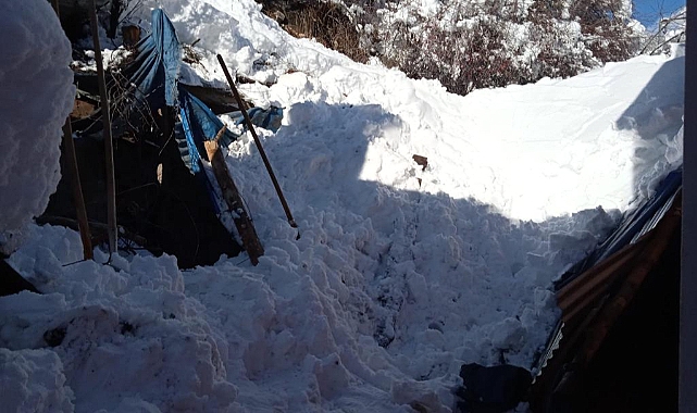 Ardahan'da kar nedeniyle çöken çatının altında kalan kadın öldü
