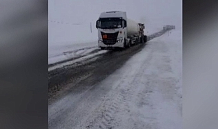 Ardahan'da kar ve buzlanma nedeniyle tırlar yolda kaldı