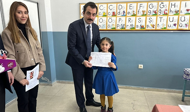 Arpaçay'da çocukların karne sevinci