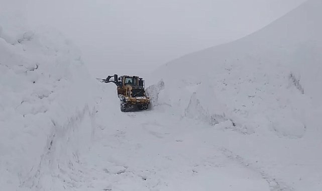 Askeri üs bölgesi yolunda 2 metreyi bulan karda zorlu çalışma
