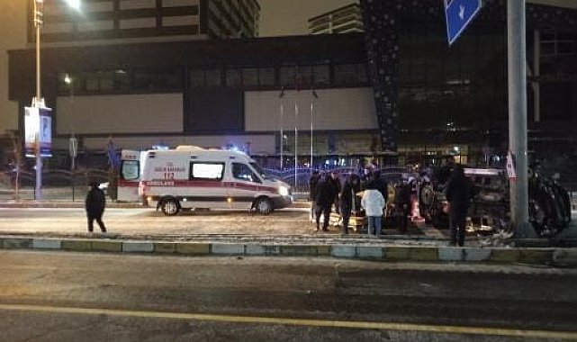 Aydınlatma direğine çarpan cip yan yattı: 6 yaralı