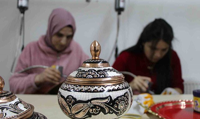 Bakır, kadınların elinde sanata dönüşüyor