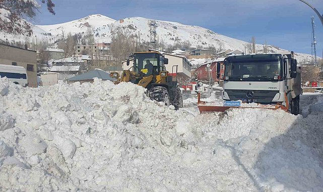 Başkale'de kamyonlarla kar taşınıyor