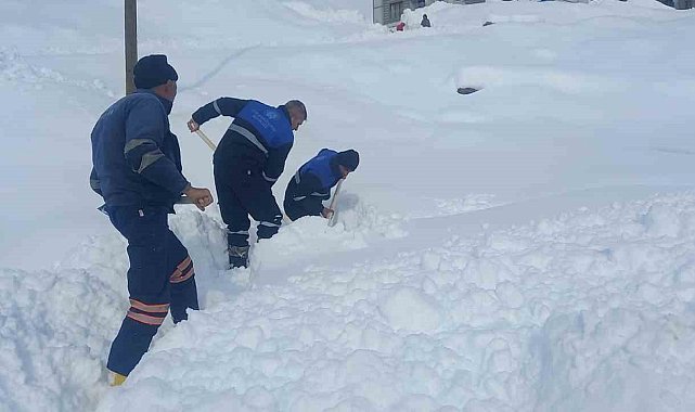 Belediye ekibinin zorlu karla mücadelesi