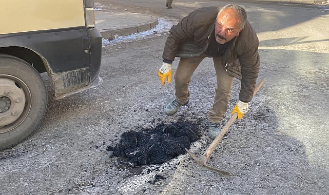 Belediye ekipleri yollarda yama yapıyor