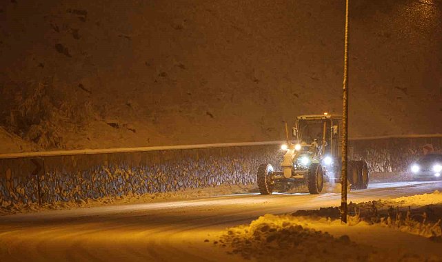 Bingöl'de belediye ekiplerinin karla mücadele mesaisi başladı