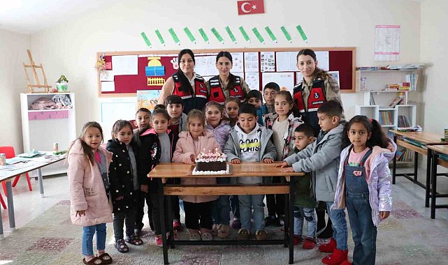 Bingöl'de jandarmadan öğrencilere karne hediyesi