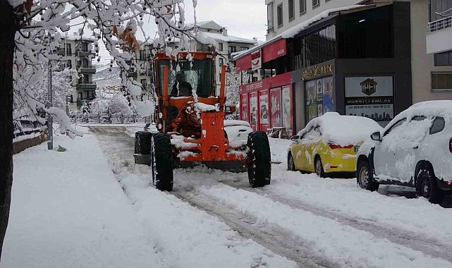 Bingöl'de kar kalınlığı yer yer 30 santimi aştı, 283 köy yolu ulaşıma kapandı