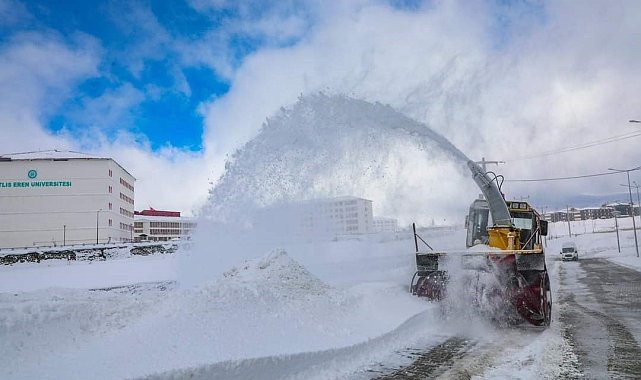 Bitlis'te kapalı köy yolları tek tek açılıyor