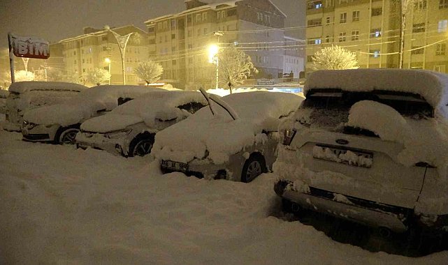 Bitlis'te kar yağışı etkisini arttırdı: Araçlar kara gömüldü