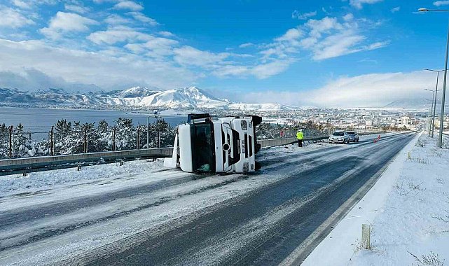 Bitlis'te tır devrildi: 3 yaralı