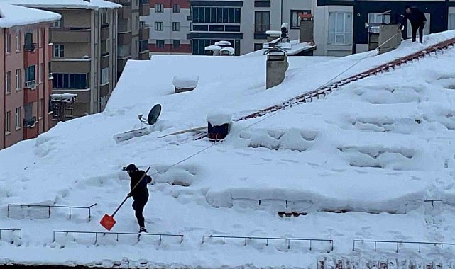 Bitlis'te yürekleri ağızlara getiren çatı temizliği