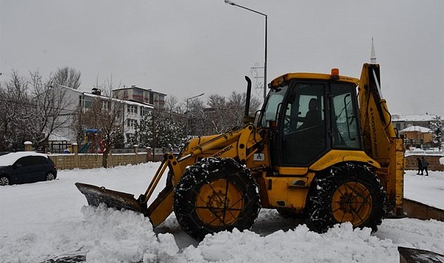 Bulanık'ta kar temizleme çalışması