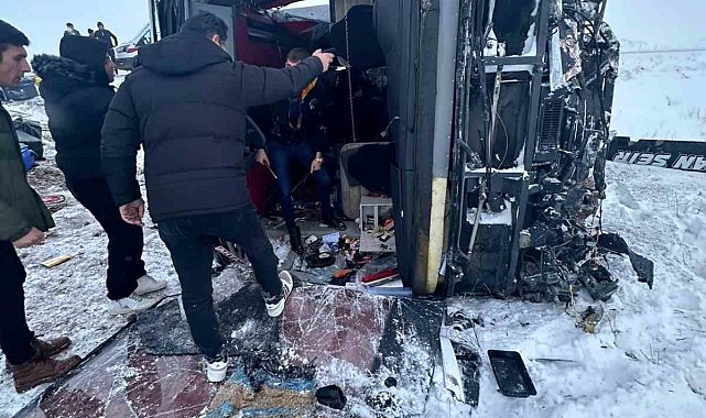 Buzlanan yolda devrilen otobüste 11 kişi yaralandı