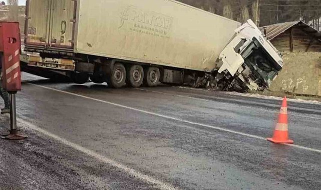 Buzlu yolda kayan tır eve çarptı