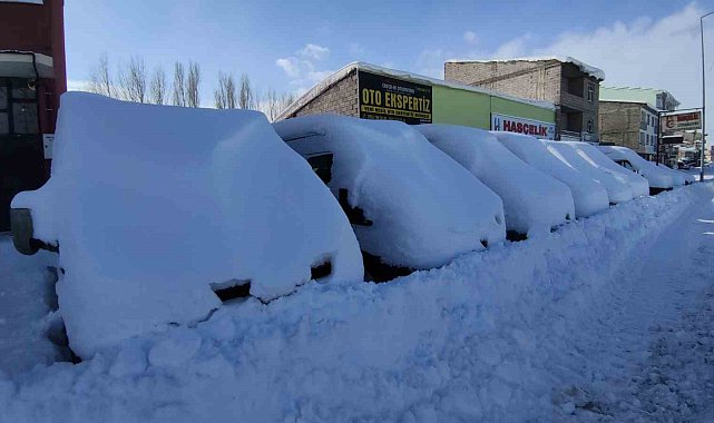 Çaldıran'da kar kalınlığı 47 santimetreyi buldu, araçlar kara gömüldü