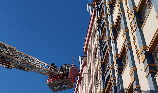 Çatılardaki  buz sarkıtları temizleniyor