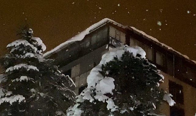Çatılardaki buz sarkıtları ve kar birikintisi tehlike saçıyor