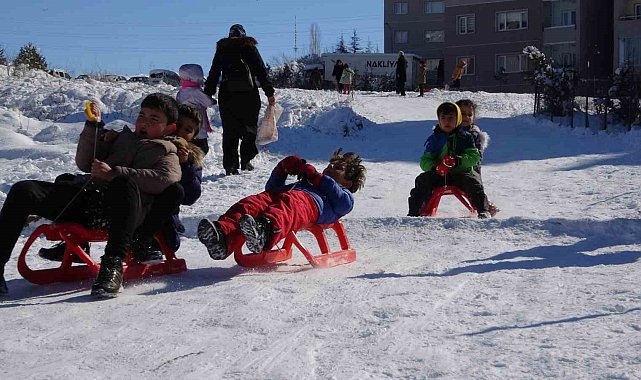 Çocukların düşe kalka kızak keyfi
