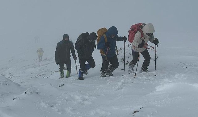 Dağcılardan 2 bin 800 rakımlı dağa zorlu tırmanış