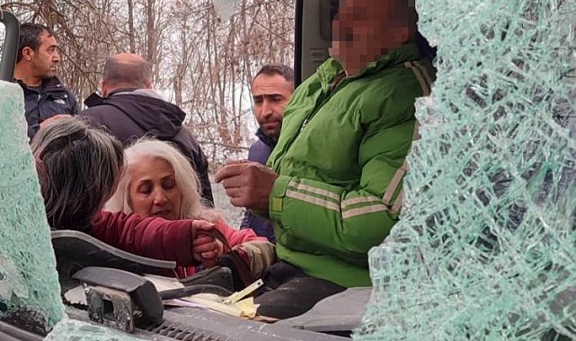 Dağdan kopan kaya parçası aracın içine girdi, sürücü yaralandı